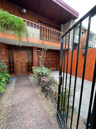 Retasado Casa Lote Propio 8 Amb con Jardin y Pileta en Av. Varela 300