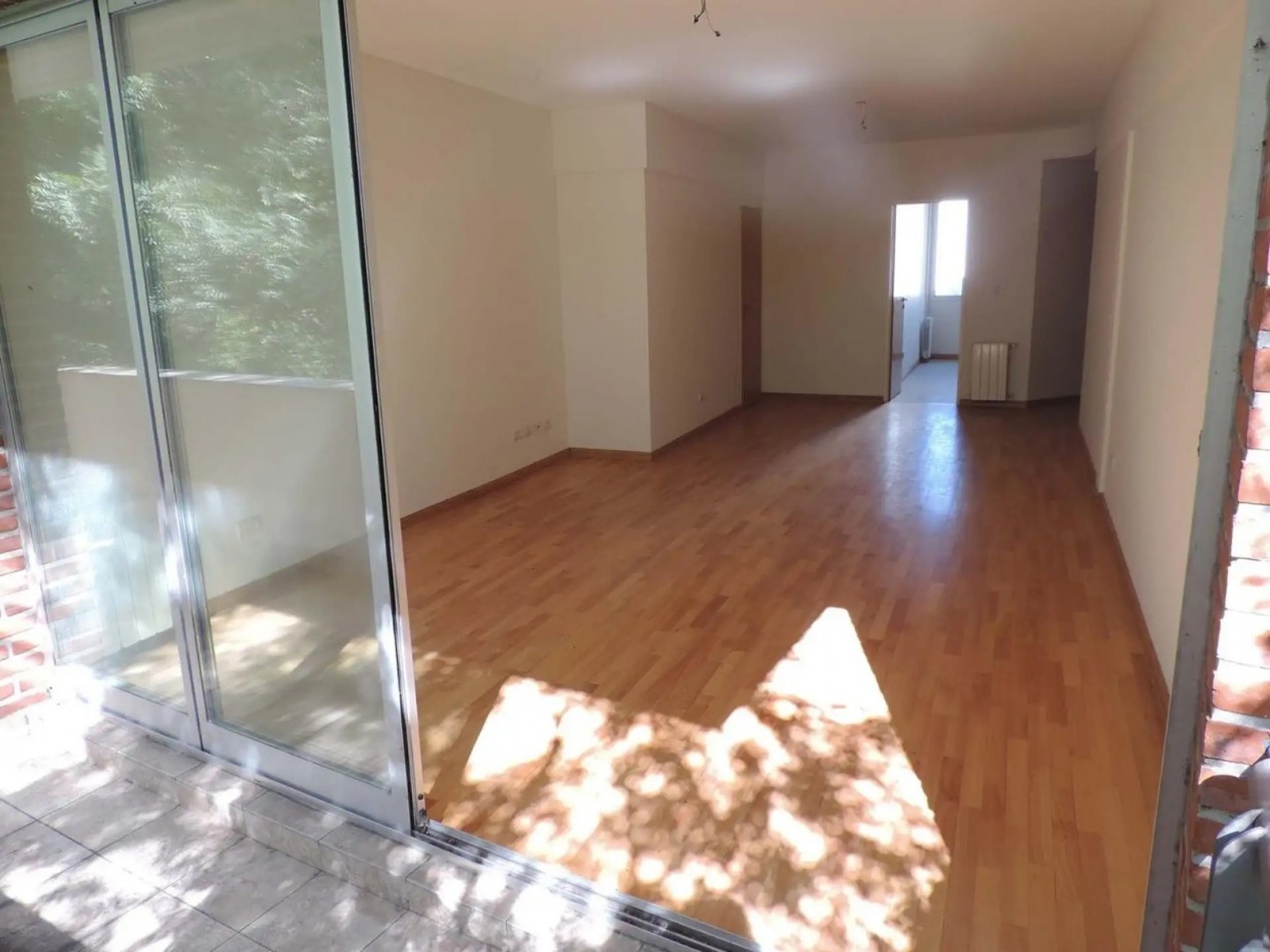 Venta semipiso 4 amb con balcon y cochera en Av. Pedro Goyena 500, Caballito.
