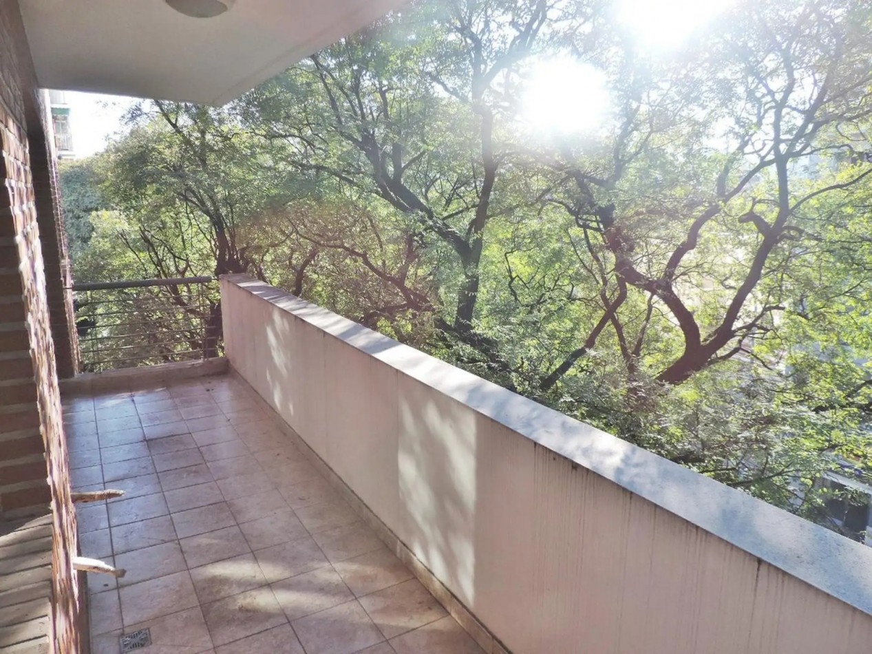 Venta semipiso 4 amb con balcon y cochera en Av. Pedro Goyena 500, Caballito.