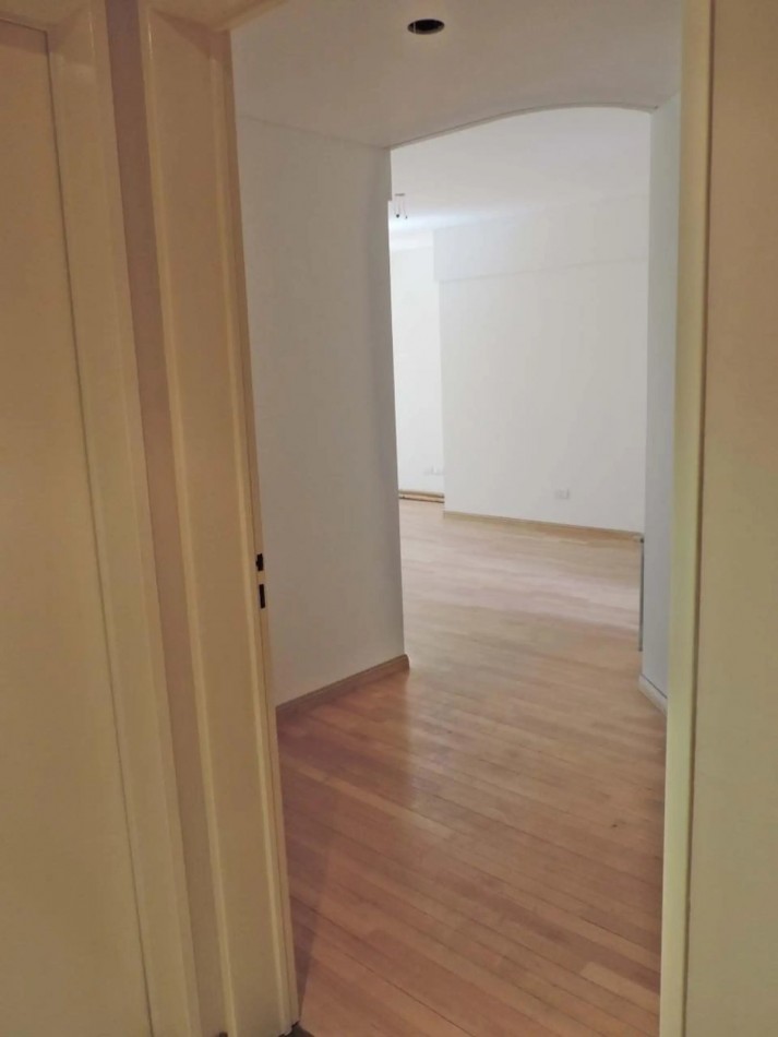 Venta semipiso 4 amb con balcon y cochera en Av. Pedro Goyena 500, Caballito.