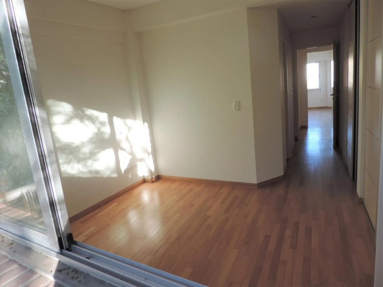 Venta semipiso 4 amb con balcon y cochera en Av. Pedro Goyena 500, Caballito.