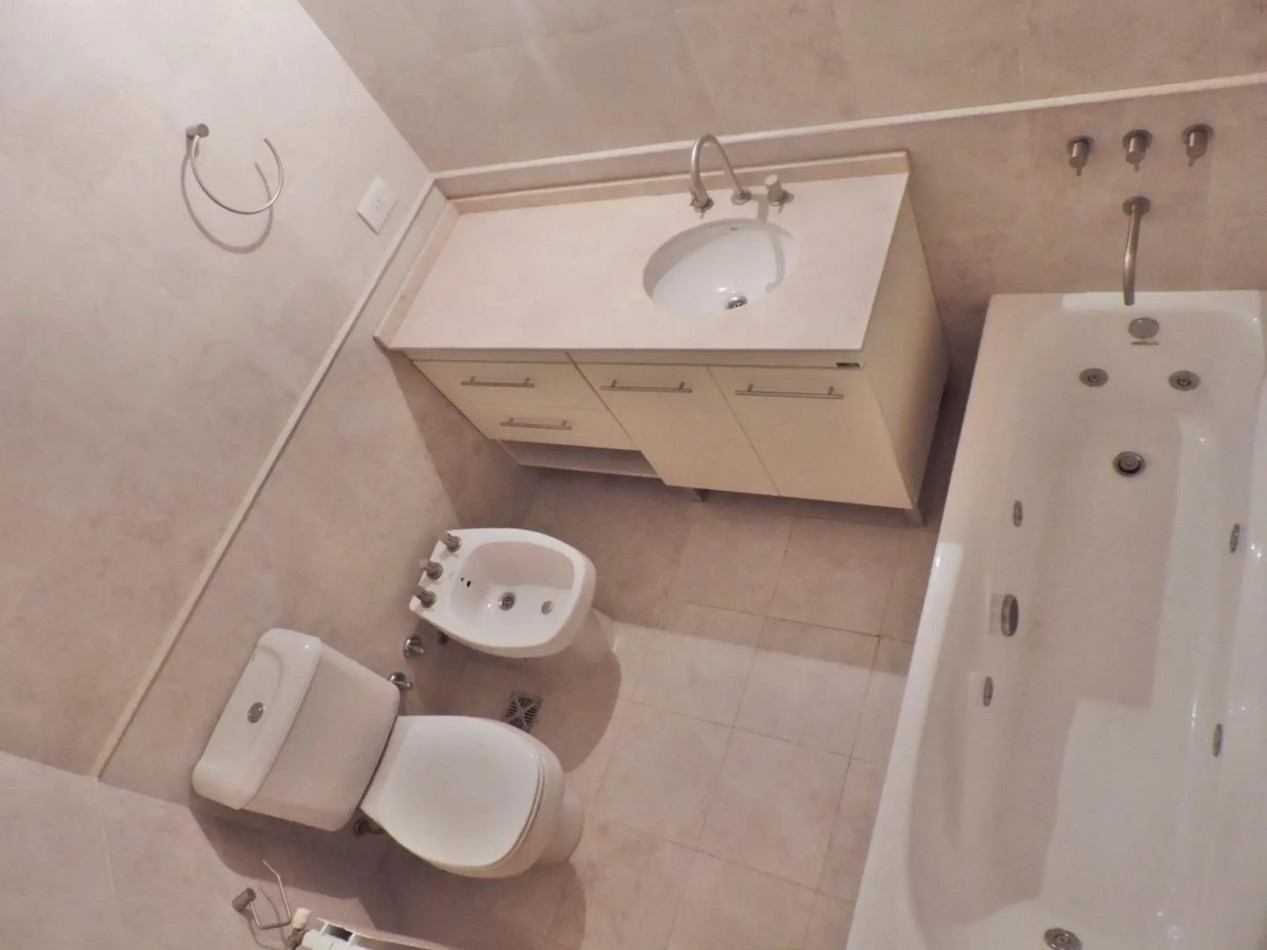 Venta semipiso 4 amb con balcon y cochera en Av. Pedro Goyena 500, Caballito.