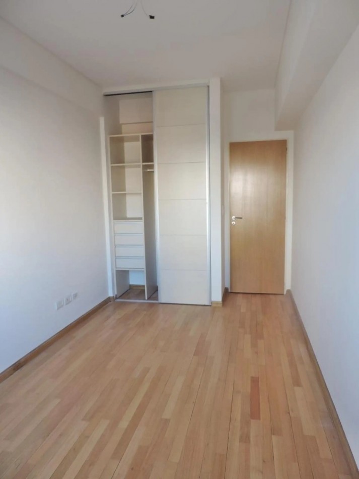 Venta semipiso 4 amb con balcon y cochera en Av. Pedro Goyena 500, Caballito.