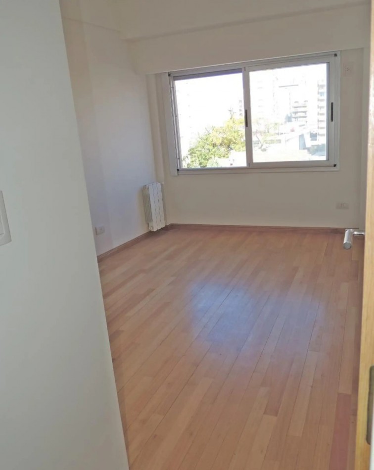 Venta semipiso 4 amb con balcon y cochera en Av. Pedro Goyena 500, Caballito.