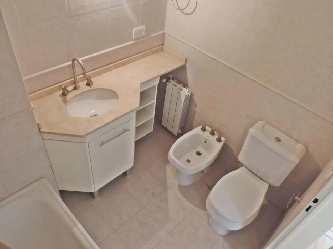Venta semipiso 4 amb con balcon y cochera en Av. Pedro Goyena 500, Caballito.