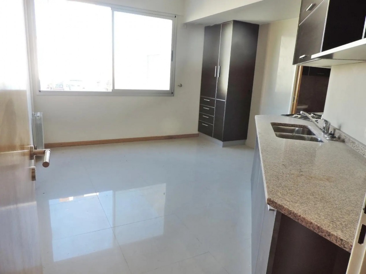 Venta semipiso 4 amb con balcon y cochera en Av. Pedro Goyena 500, Caballito.