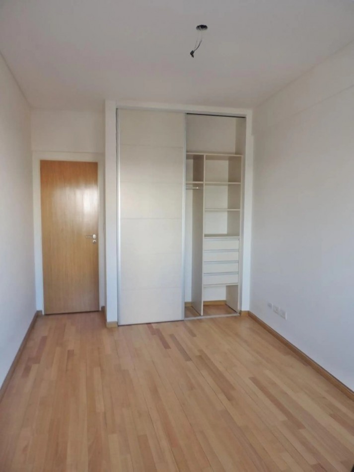 Venta semipiso 4 amb con balcon y cochera en Av. Pedro Goyena 500, Caballito.