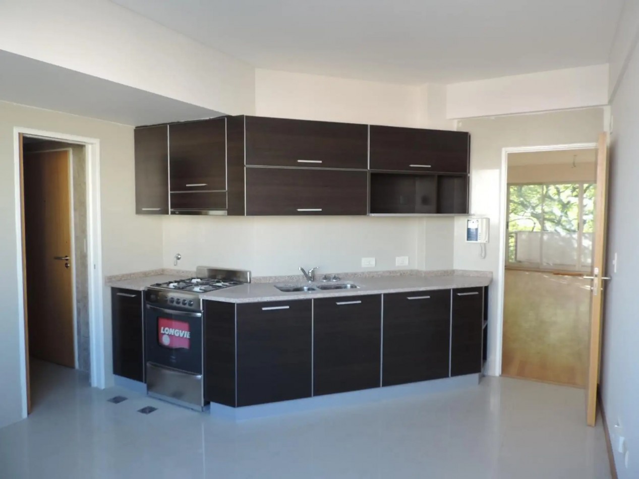 Venta semipiso 4 amb con balcon y cochera en Av. Pedro Goyena 500, Caballito.