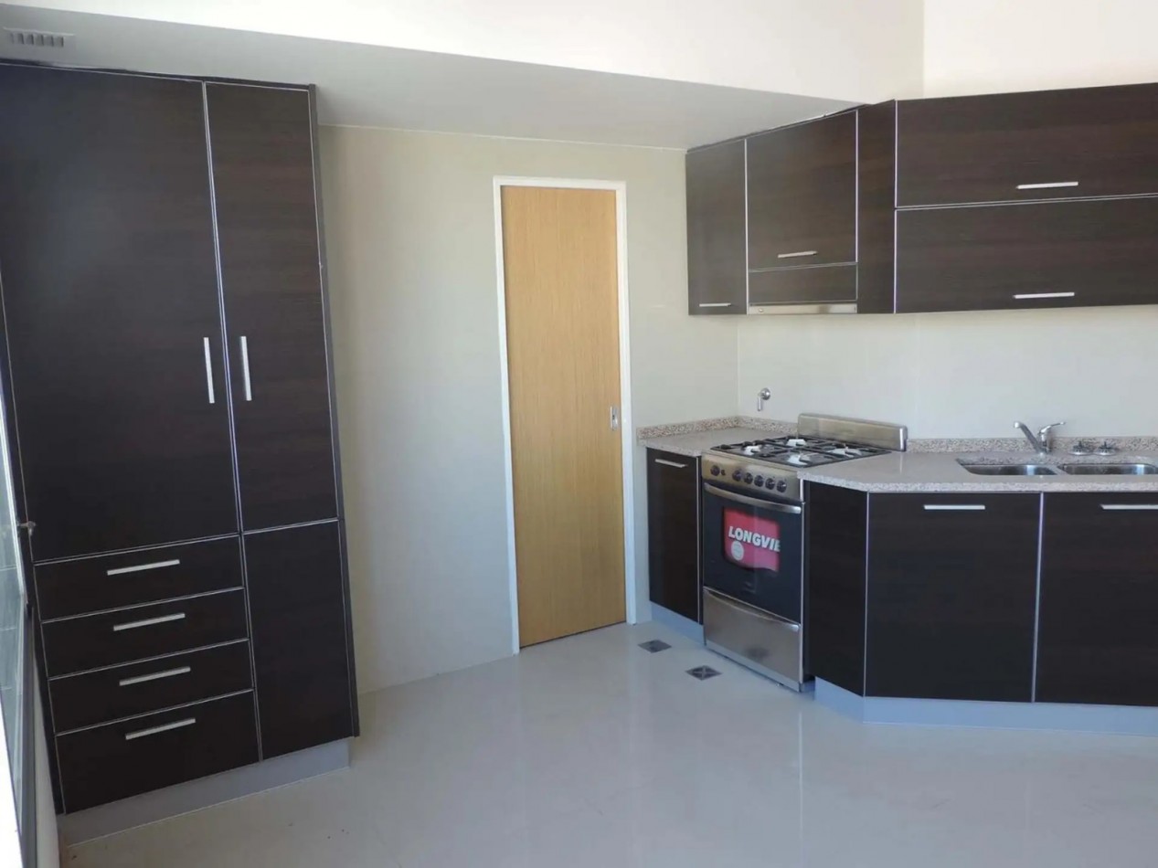 Venta semipiso 4 amb con balcon y cochera en Av. Pedro Goyena 500, Caballito.