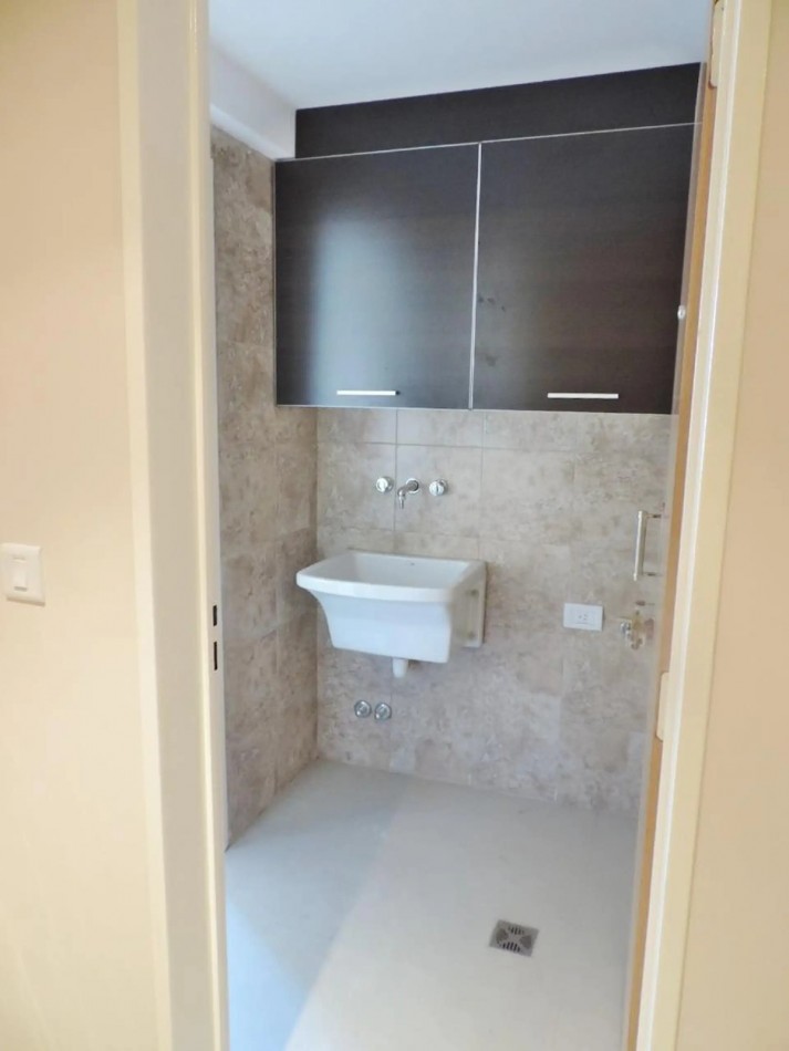Venta semipiso 4 amb con balcon y cochera en Av. Pedro Goyena 500, Caballito.