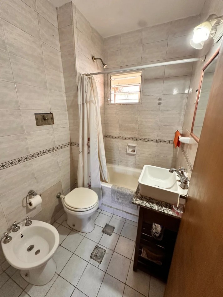 Venta dpto 4 amb  con balcon al frente Av Lacarra 400  Parque Avellaneda