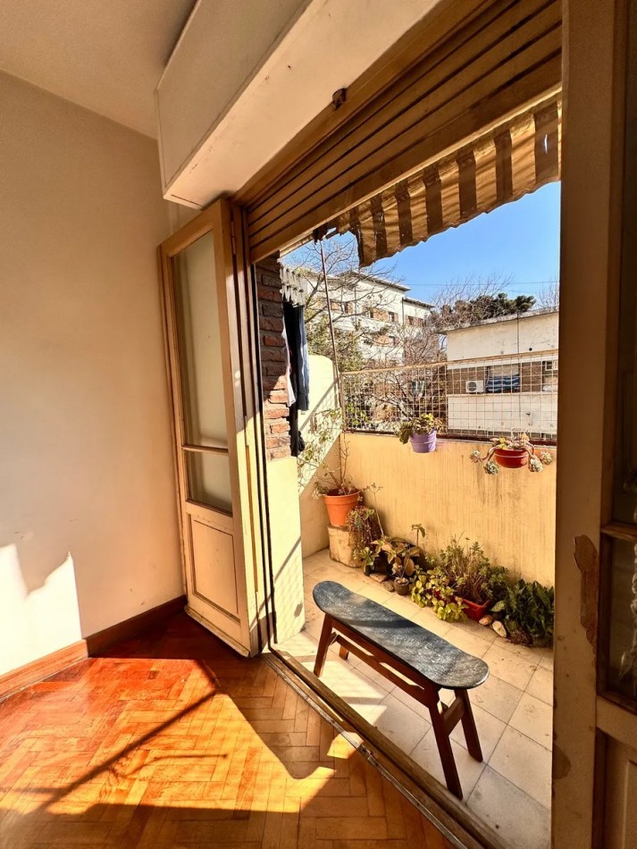 Venta dpto 4 amb  con balcon al frente Av Lacarra 400  Parque Avellaneda