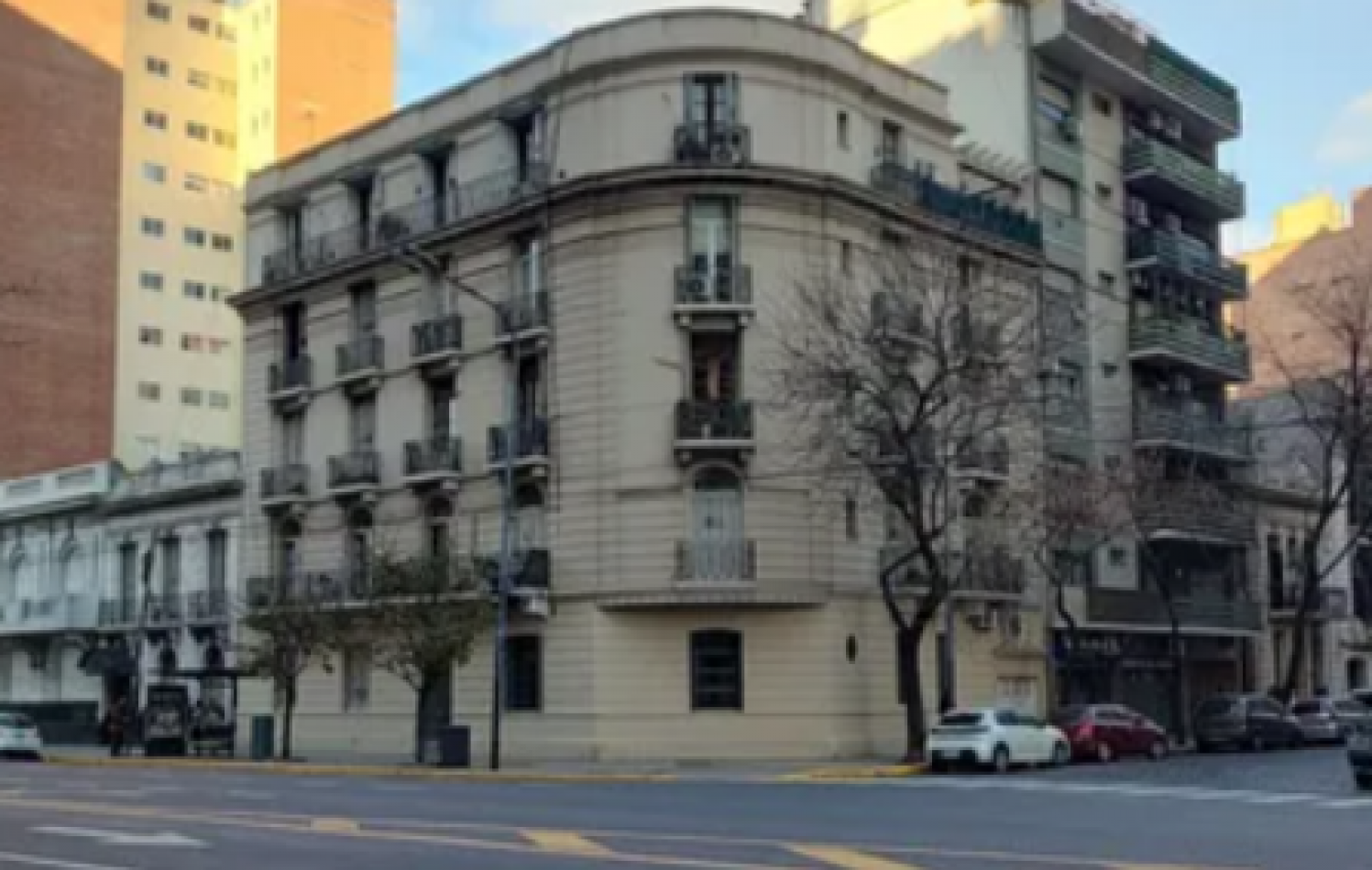 Venta departamento Caballito al frente en esquina sobre Av Rivadavia