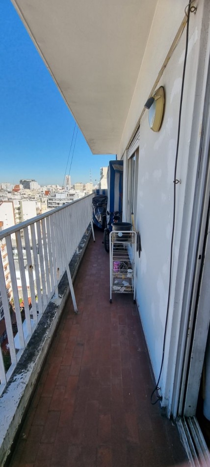 Venta  dpto 4 amb con habitacion de servicio sobre Av Rivadavia 6000, Caballito
