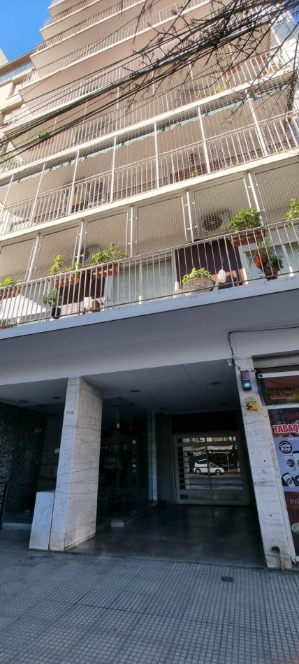 Venta  dpto 4 amb con habitacion de servicio sobre Av Rivadavia 6000, Caballito