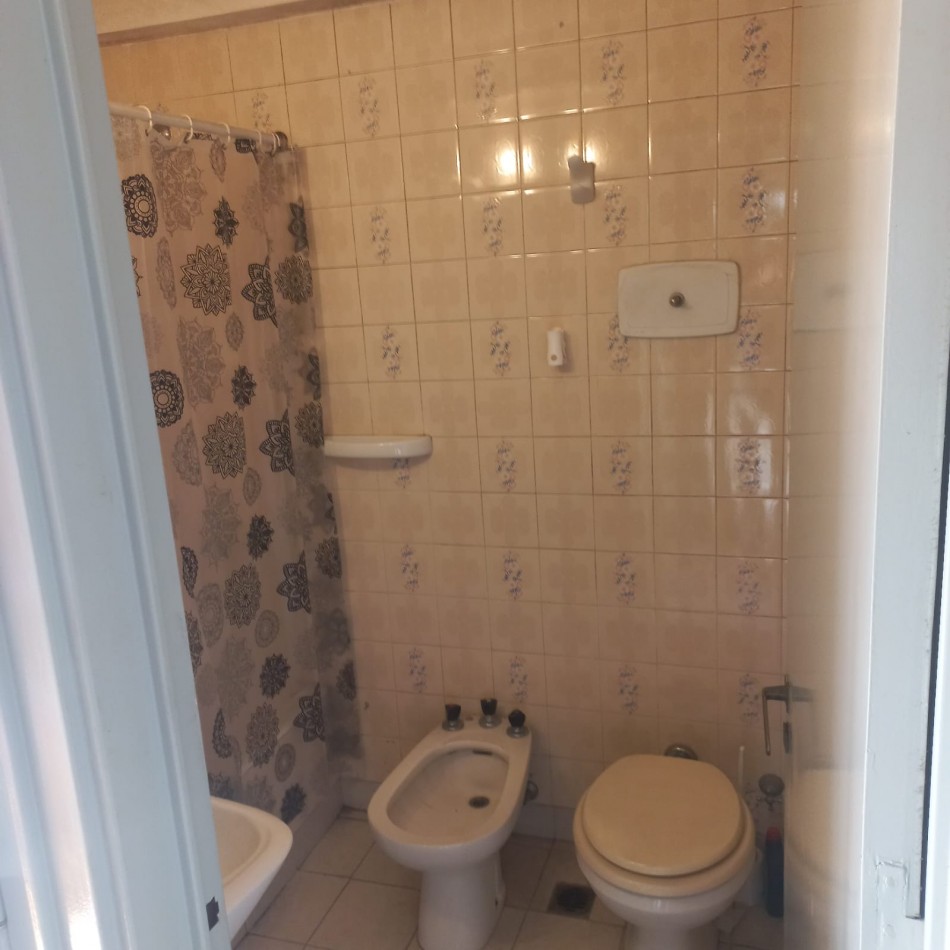 En venta depto 3 Amb al  Frente c/ cochera y Baulera en Villa del Parque