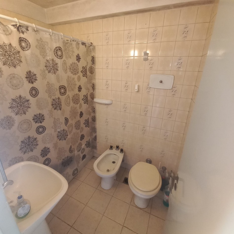 En venta depto 3 Amb al  Frente c/ cochera y Baulera en Villa del Parque