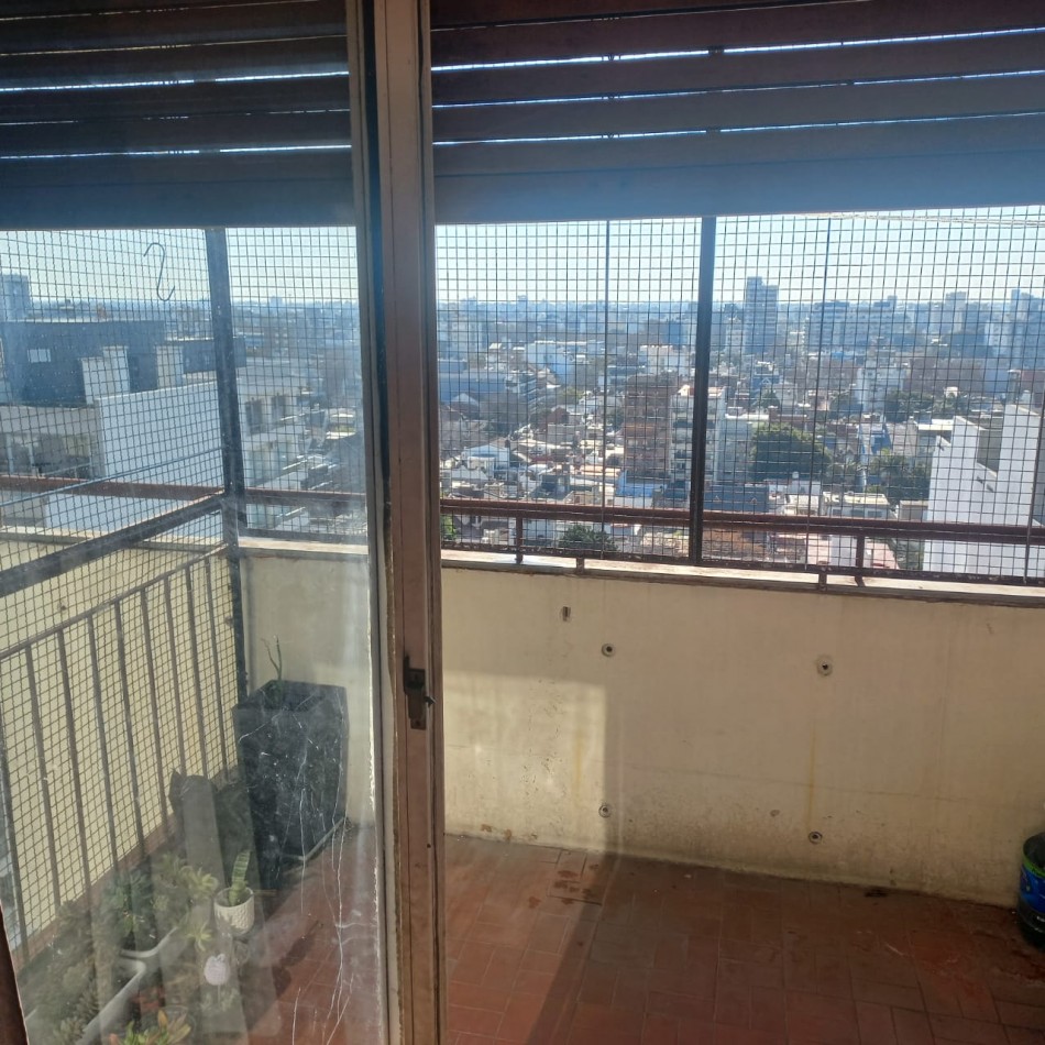 En venta depto 3 Amb al  Frente c/ cochera y Baulera en Villa del Parque