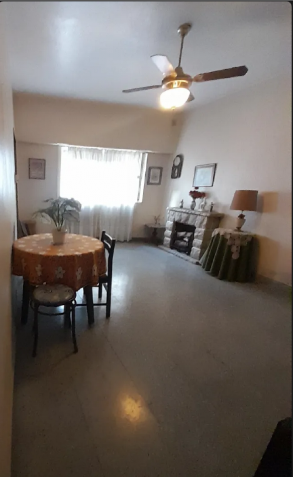 EN VENTA CASA LOTE PROPIO 4 AMB  CON DEPENDENCIA ATRAS EN FLORES