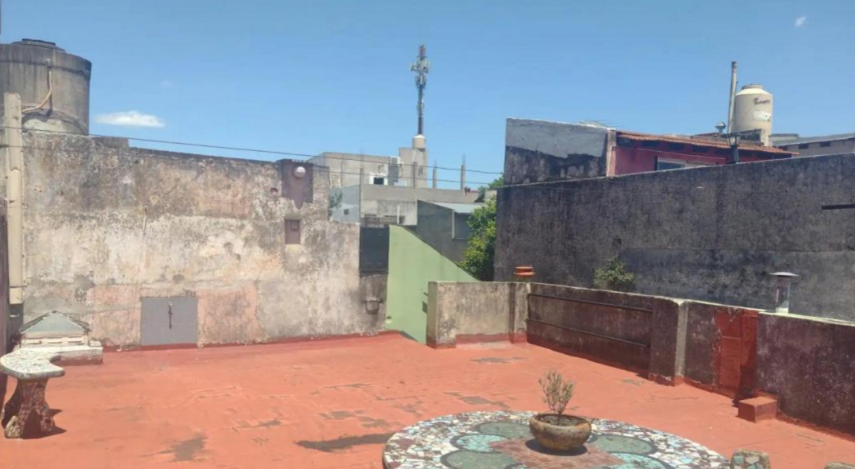 EN VENTA CASA LOTE PROPIO 4 AMB  CON DEPENDENCIA ATRAS EN FLORES