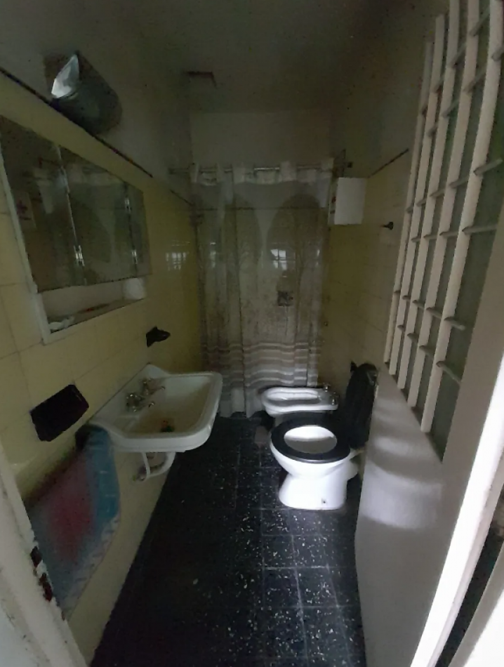 EN VENTA CASA LOTE PROPIO 4 AMB  CON DEPENDENCIA ATRAS EN FLORES