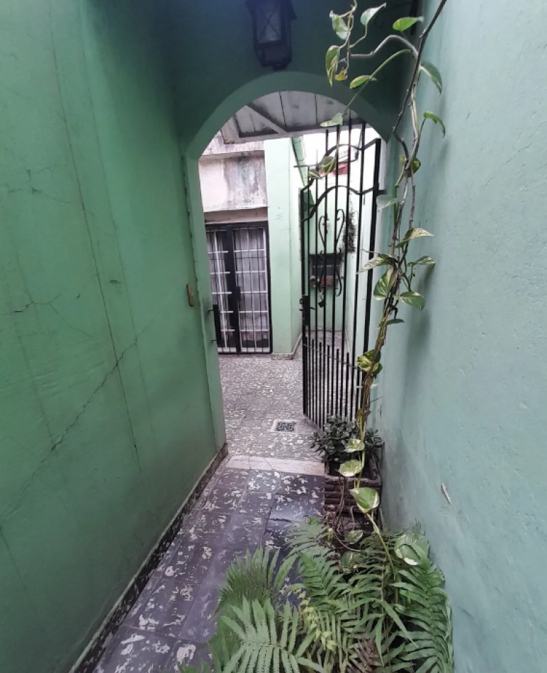 EN VENTA CASA LOTE PROPIO 4 AMB  CON DEPENDENCIA ATRAS EN FLORES