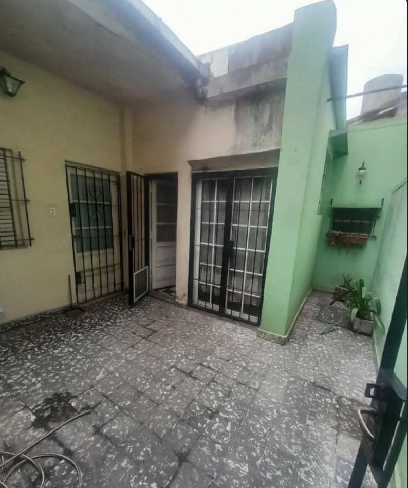 EN VENTA CASA LOTE PROPIO 4 AMB  CON DEPENDENCIA ATRAS EN FLORES