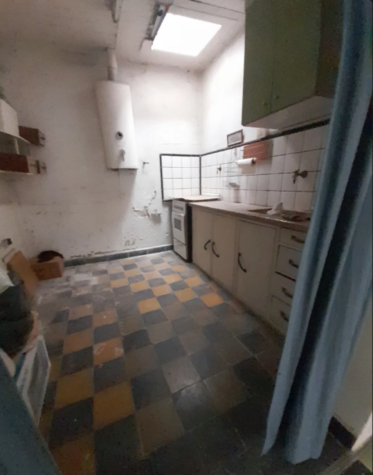 EN VENTA CASA LOTE PROPIO 4 AMB  CON DEPENDENCIA ATRAS EN FLORES