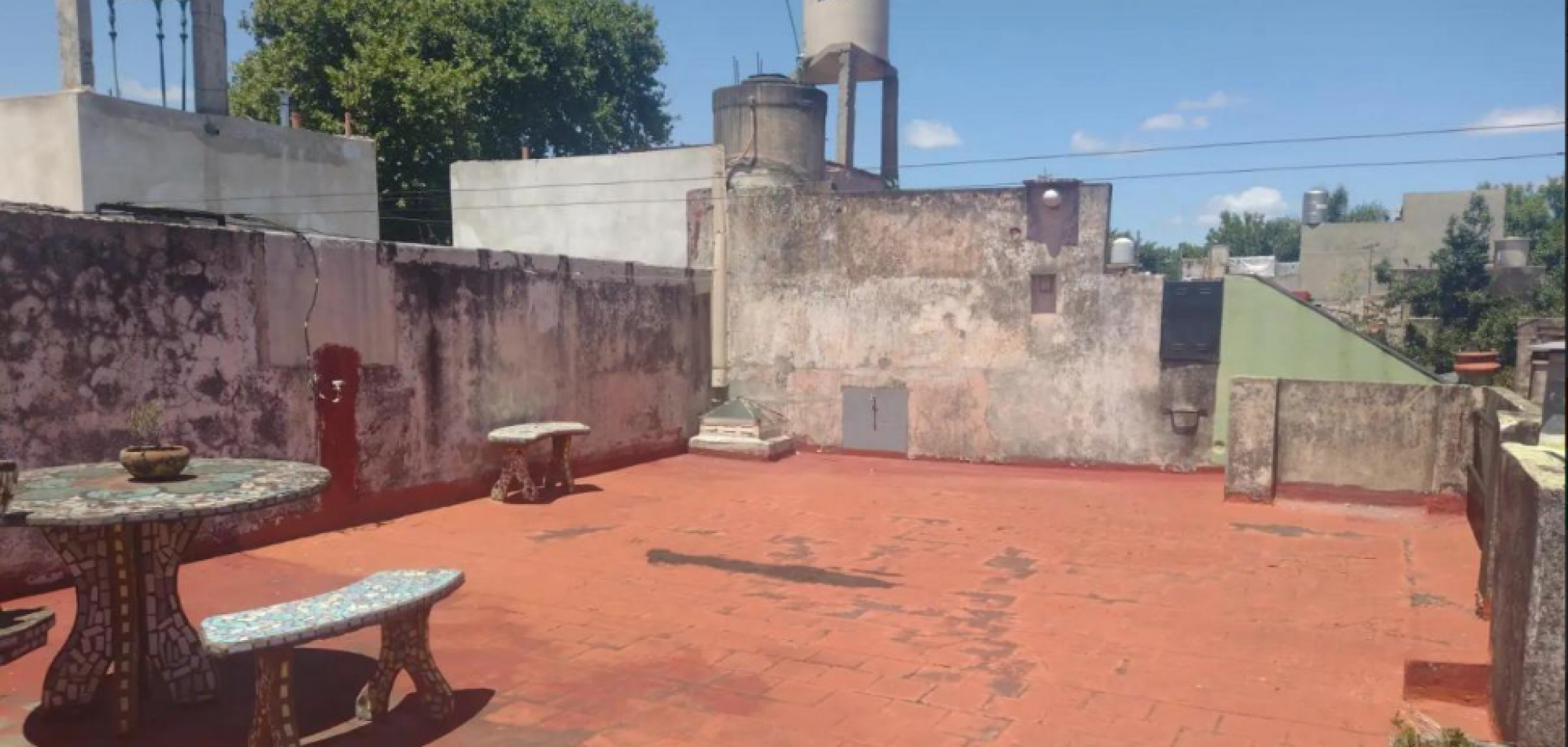 EN VENTA CASA LOTE PROPIO 4 AMB  CON DEPENDENCIA ATRAS EN FLORES