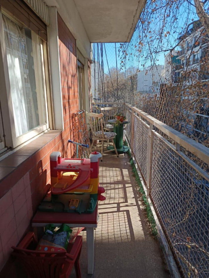 En venta depto de 5 amb con balcon al frente en Almagro