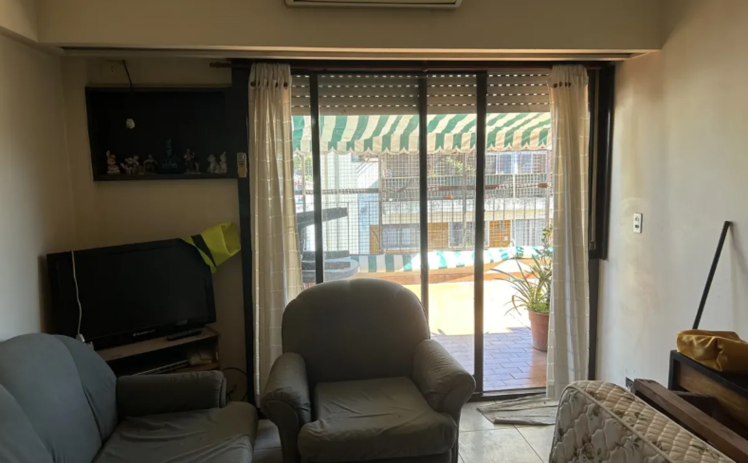 En Venta Depto de 4 amb al frente ,cochera y Baulera en Villa Crespo
