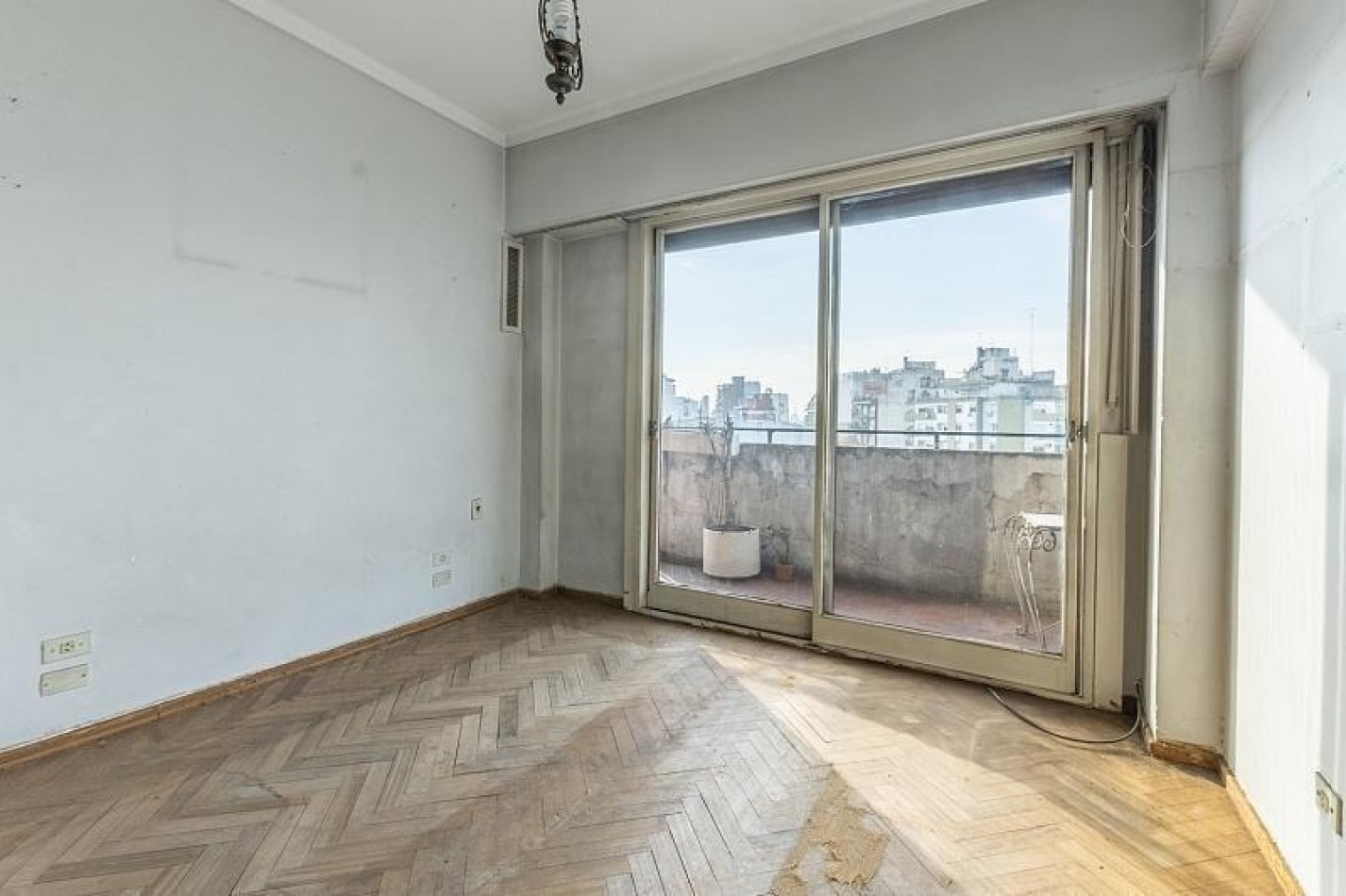 En Venta Depto de 4 amb  con dependencia  y cochera en caballito