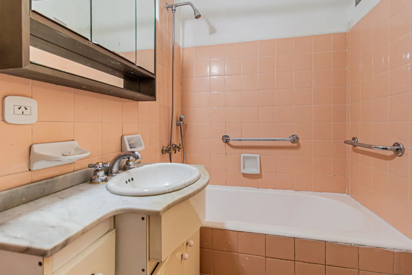 Venta departamento 5 amb con balcon en Alberdi 1600, Caballito